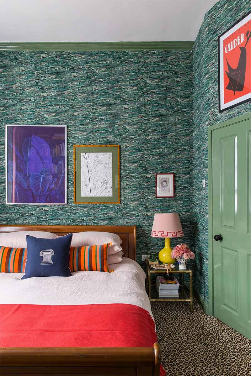 L'appartement à Londres du designer Luke Edward Hall et sa moquette léopard