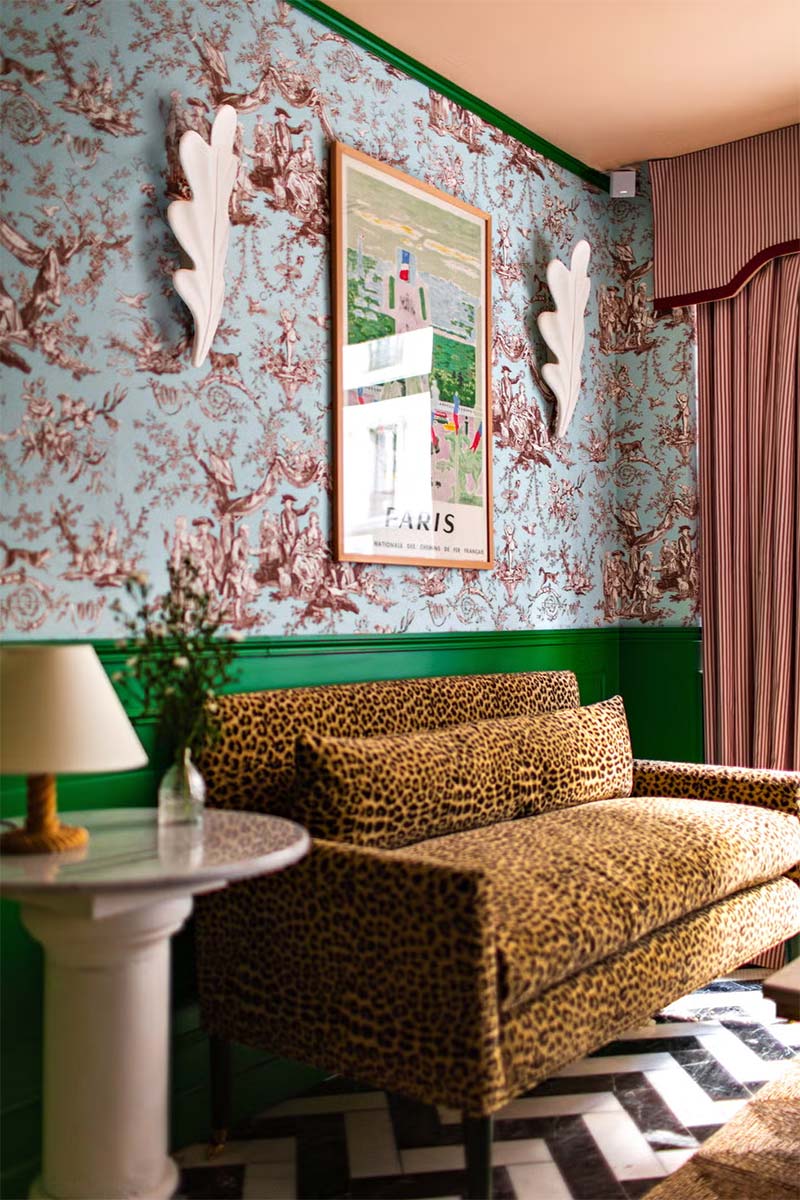 L'entrée de l'hôtel Des Deux Gares à Paris, avec son canapé en imprimé léopard, par le designer Luke Edward Hall