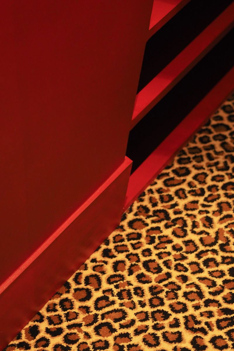 Moquette léopard et agencement laqué rouge par l'agence de design Ucronia