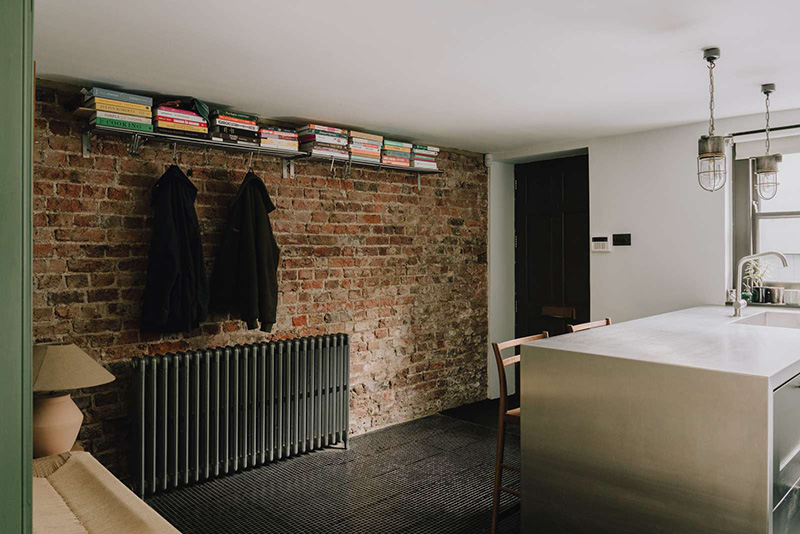 L'entrée de l'appartement par la cuisine avec son carrelage en mosaïque noire