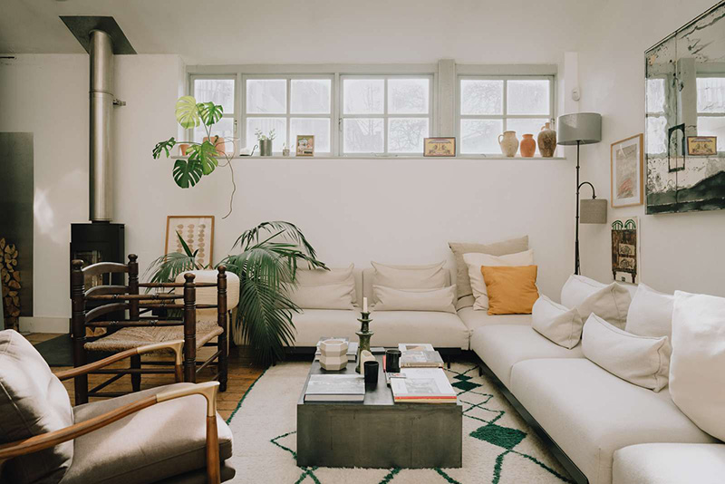 Un ancien atelier de menuisier, semi-enterré, transformé en appartement à la déco scandi ethnique.