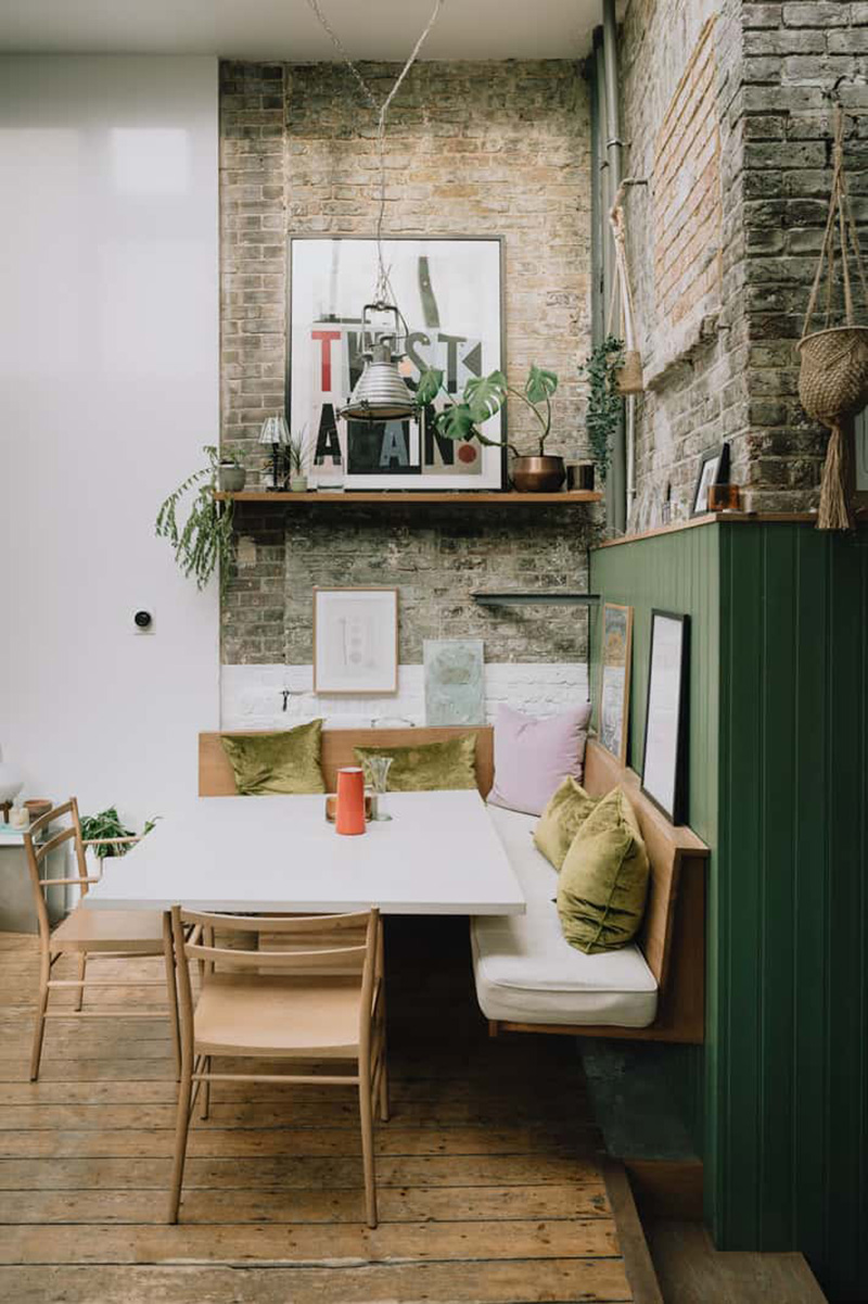 Le coin repas avec sa banquette et sa table sur-mesure