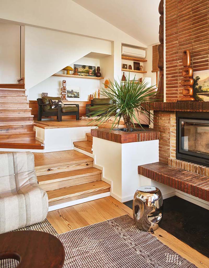 Un intérieur des années 70 avec ses éléments en brique et bois