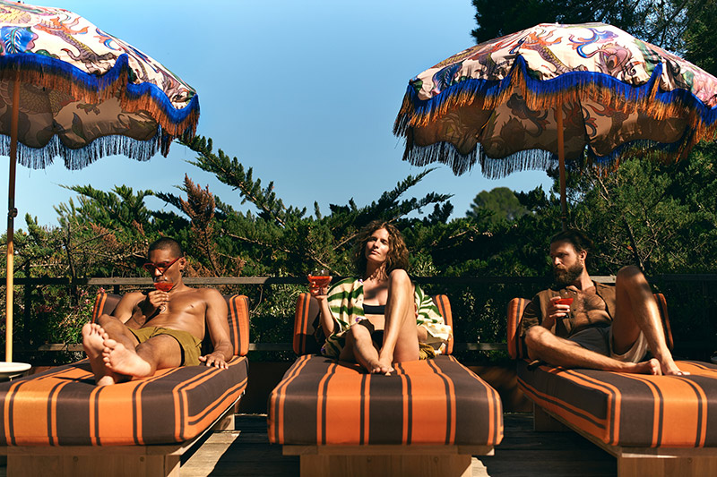 La collection outdoor "seventies" de Hkliving avec ses lits extérieurs à bandes orange et marron