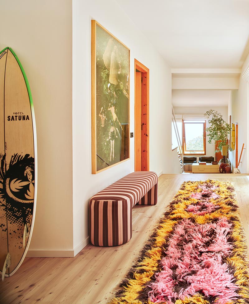 Tapis à poils et planche de surf pour ambiance vintage