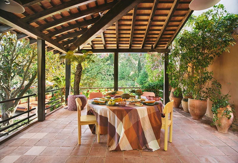 La terrasse extérieure sous son auvent pour le coin salle à manger