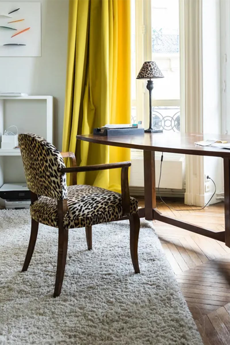 Fauteuil tapissé d'un motif animalier chez Sylvie de Chirée et Philippe Rapin