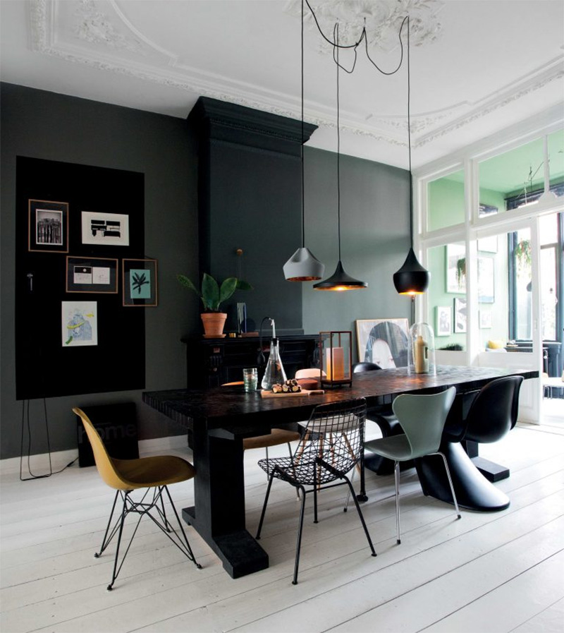 Un mur noir et anthracite pour cette salle à manger au plancher peint en blanc avec un plafond blanc