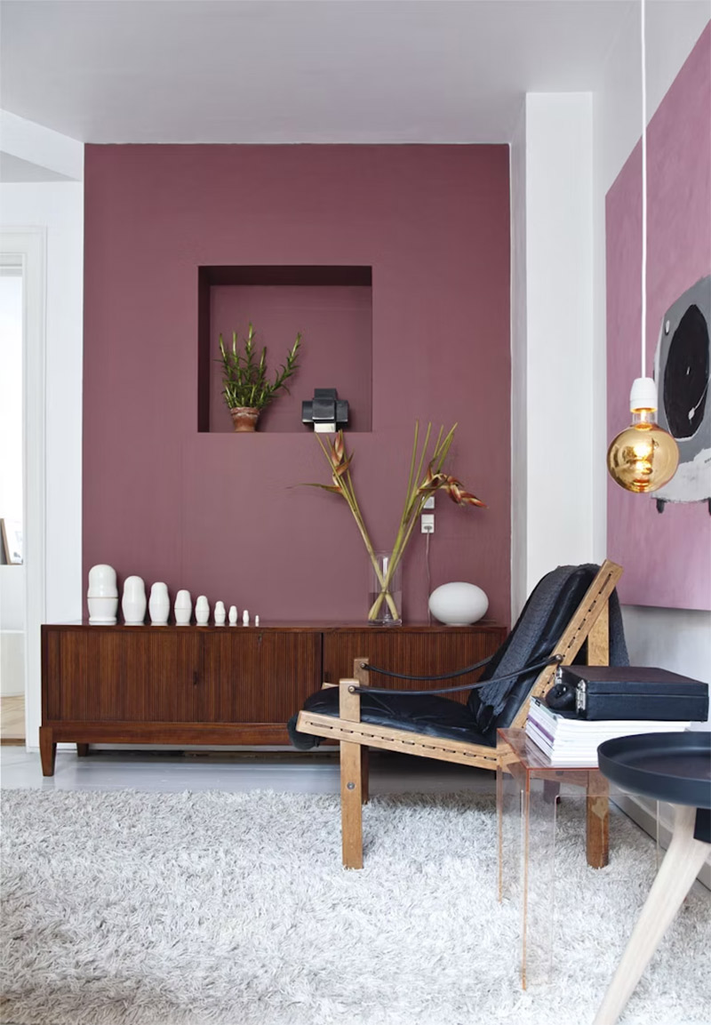 Un mur souligné par une peinture violette tirant vers le vieux rose