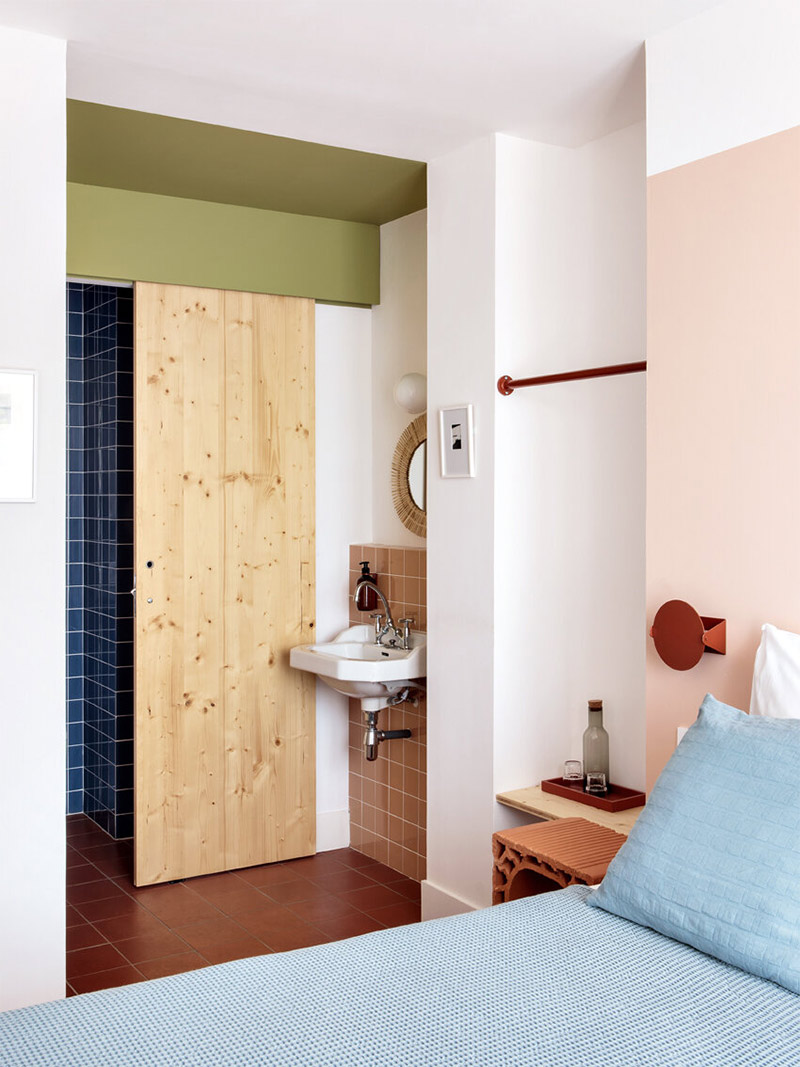 Jeux de pans de couleurs pour cette chambre d'hôtel