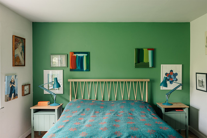 Mur vert pour cette chambre étroite