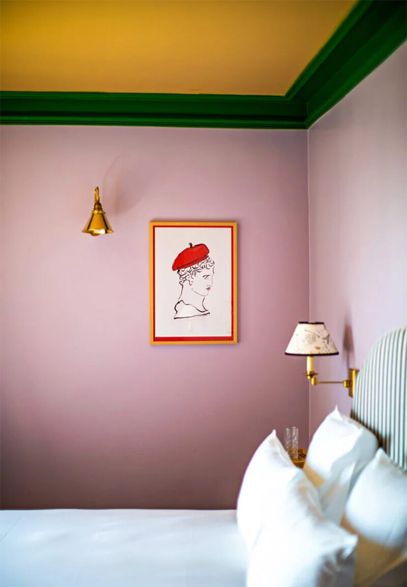 Murs roses, moulures en vert profond et plafond jaune ocre pour cette chambre à l'hôtel des Deux Gares, Paris Murs roses, moulures en vert profond et plafond jaune ocre pour cette chambre à l'hôtel des Deux Gares, Paris