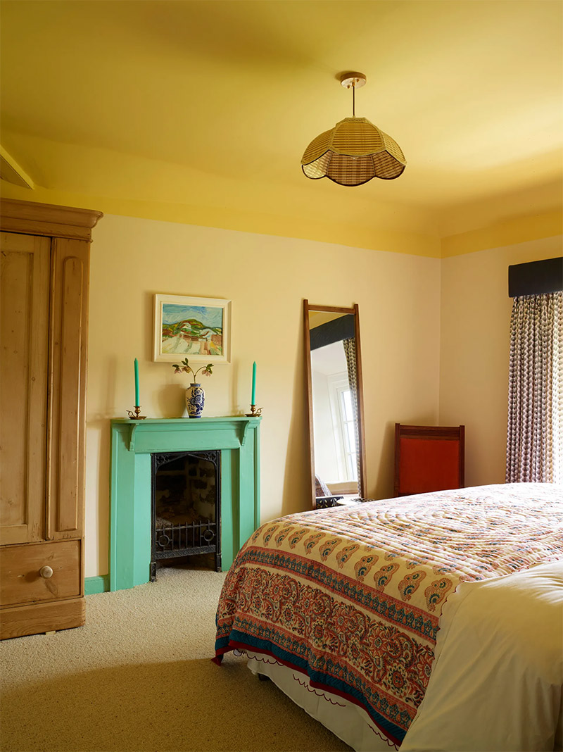 Une chambre jaune avec des murs paille et un plafond peint dans un jaune plus soutenu Une chambre jaune avec des murs paille et un plafond peint dans un jaune plus soutenu