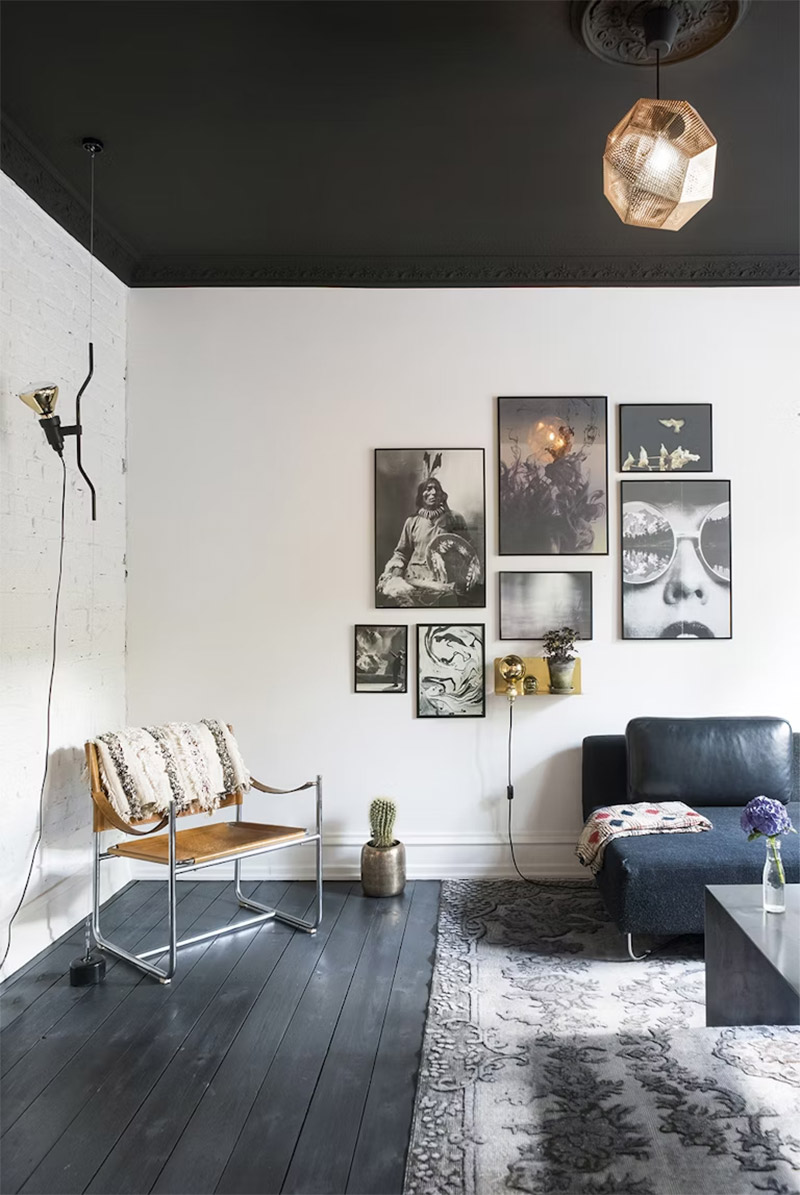 Un plafond peint en noir pour des murs blancs et un plancher peint en noir Un plafond peint en noir pour des murs blancs et un plancher peint en noir
