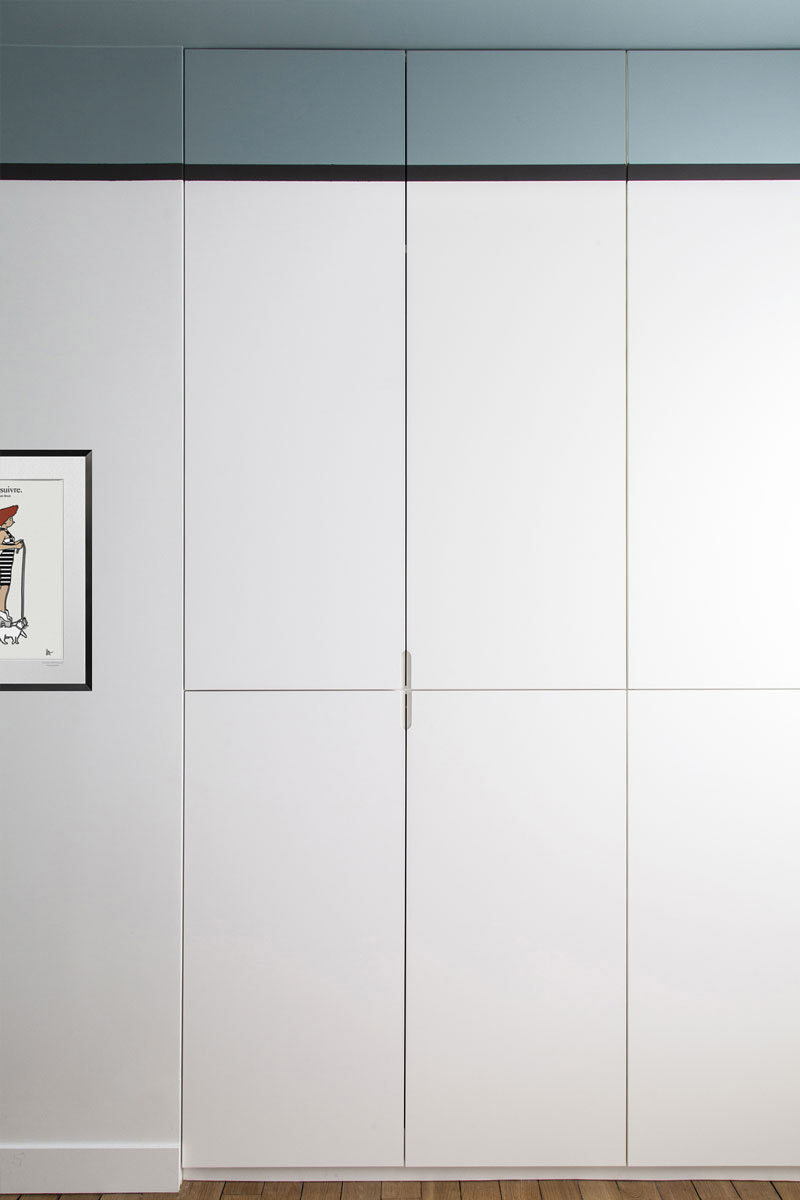 Plafond peint en gris bleuté avec un soubassement de la même couleur et une ligne noire
