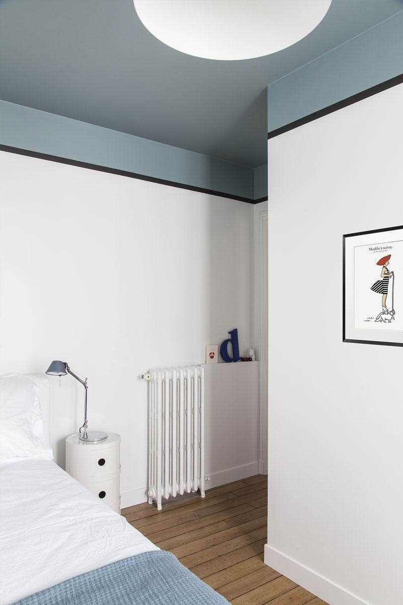 Plafond peint en gris bleuté avec un soubassement de la même couleur et une ligne noire