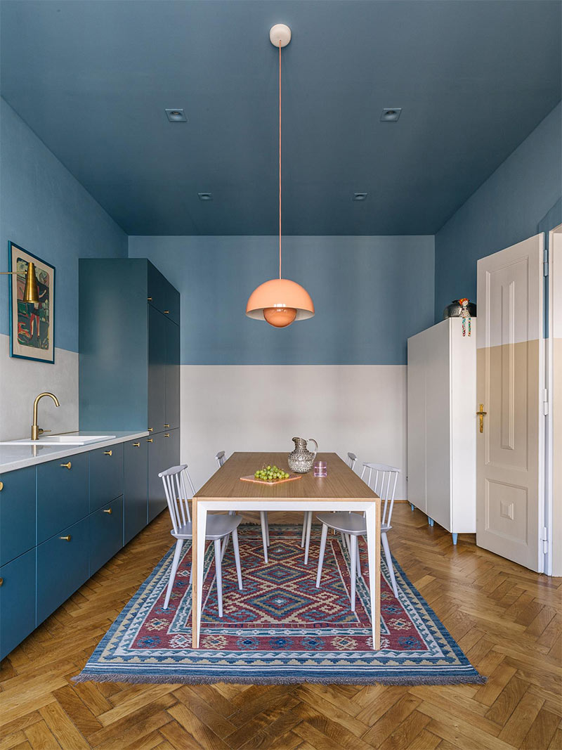 Grande cuisine avec un plafond peint en bleu et des soubassements de la même couleur Grande cuisine avec un plafond peint en bleu et des soubassements de la même couleur