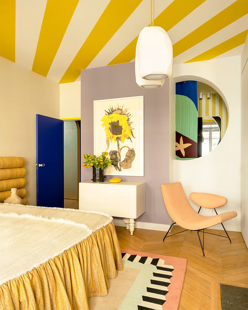 Plafond peint avec de grandes rayures jaunes et sable Plafond peint avec de grandes rayures jaunes et sable