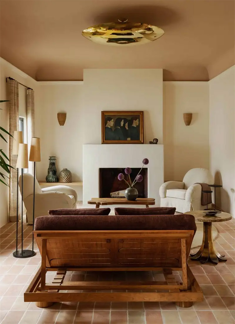 Plafond peint dans une tonalité de brun chaud pour des murs sables Plafond peint dans une tonalité de brun chaud pour des murs sables