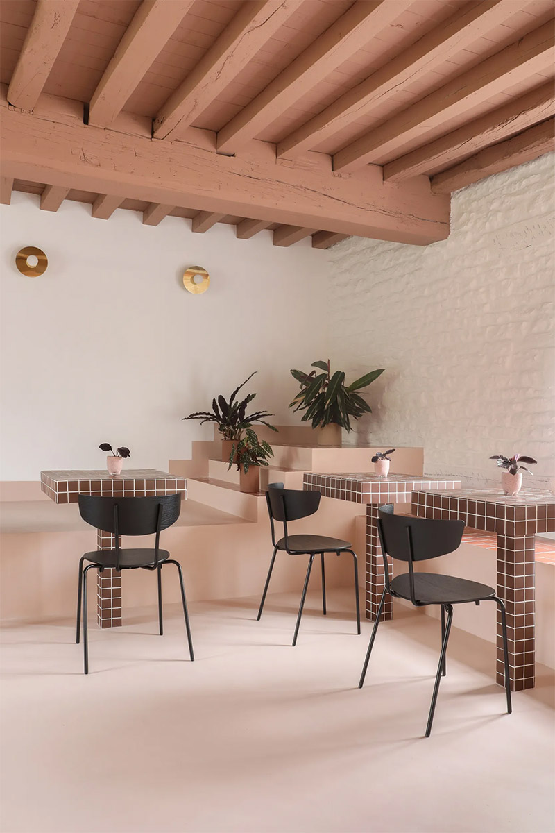 Poutres peintes en vieux rose pour la réhabilitation de la salle à vivre dans cet ancien moulin Poutres peintes en vieux rose pour la réhabilitation de la salle à vivre dans cet ancien moulin