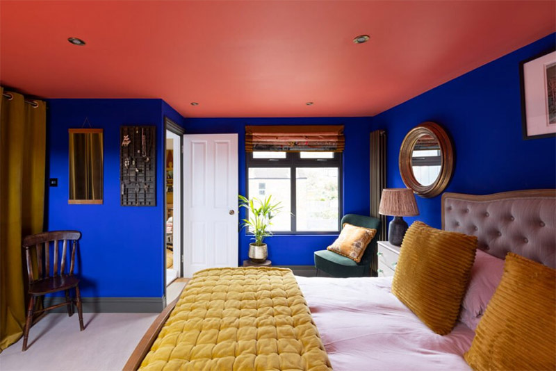 Plafond rouge pour murs bleu électrique, un effet détonnant ! Plafond rouge pour murs bleu électrique, un effet détonnant !