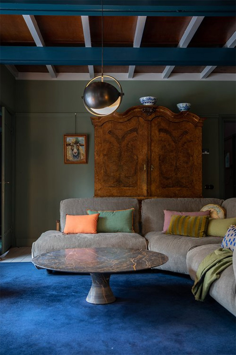 Plafond présentant des poutres peintes de différentes couleurs Plafond présentant des poutres peintes de différentes couleurs