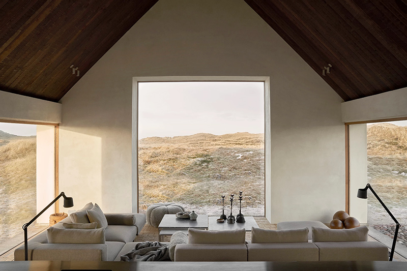 Un salon à 90 °C sur la nature environnante grâce aux grandes baies vitrées