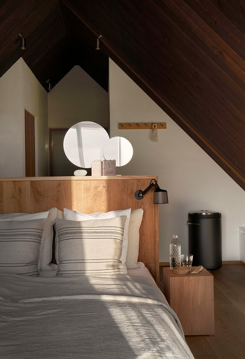 La chambre principale sous les combles et son espace salle de bains