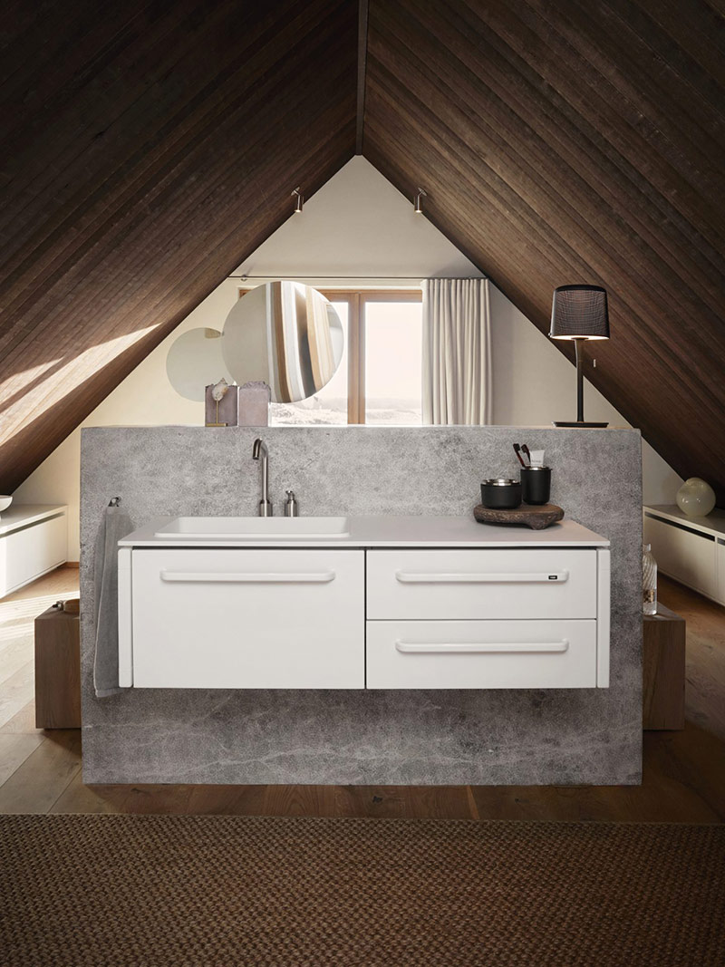 La chambre principale sous les combles et son espace salle de bains