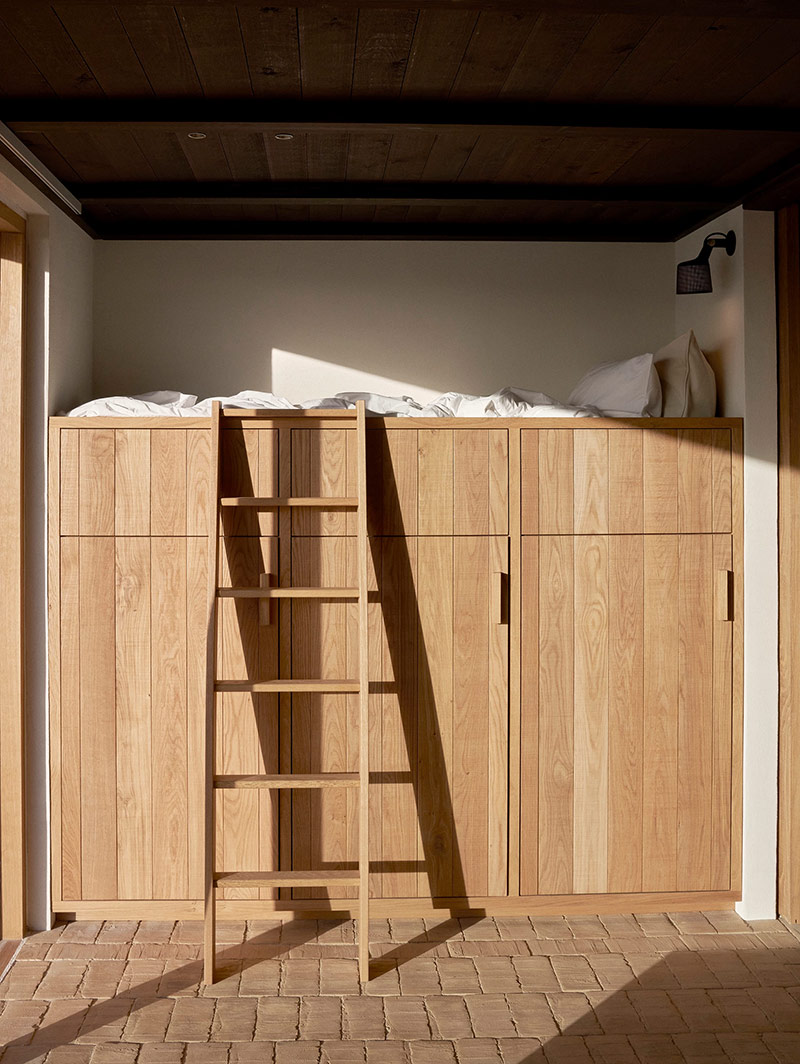 Une chambre avec un lit installé sur un meuble placard