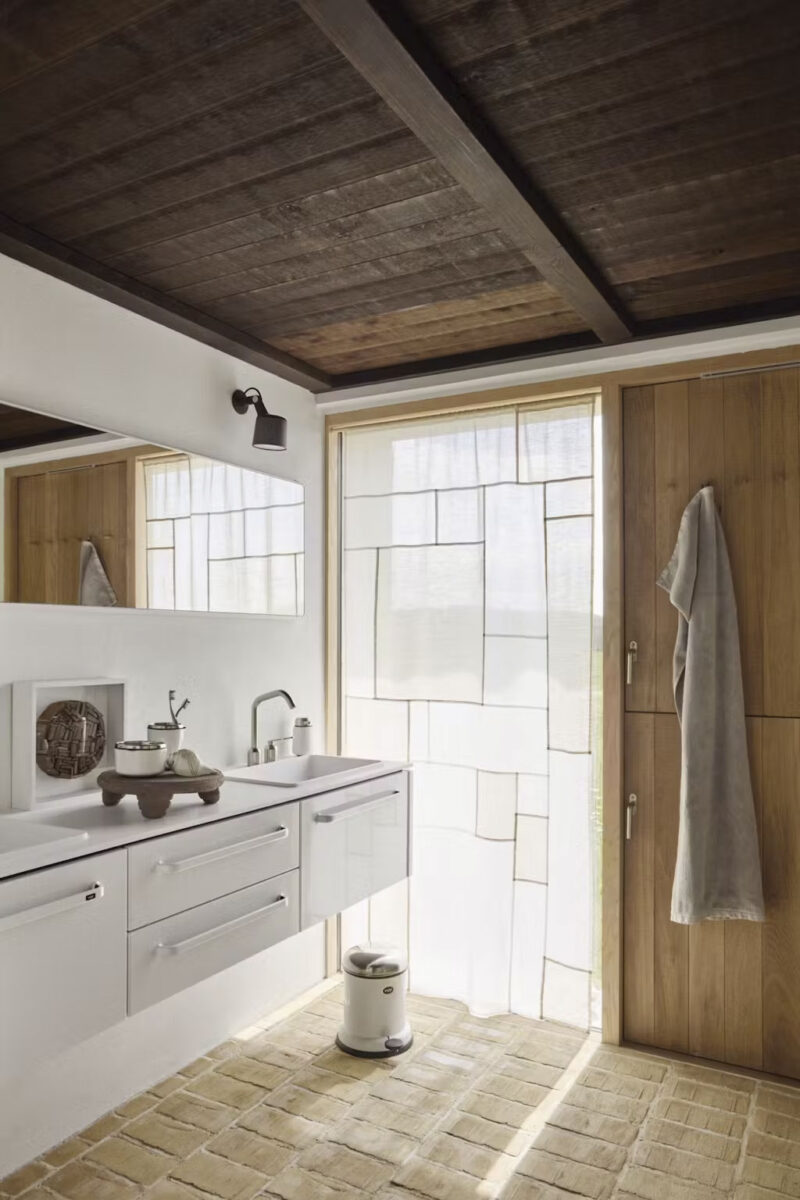 La salle de bains avec son rideau voilage en patchwork
