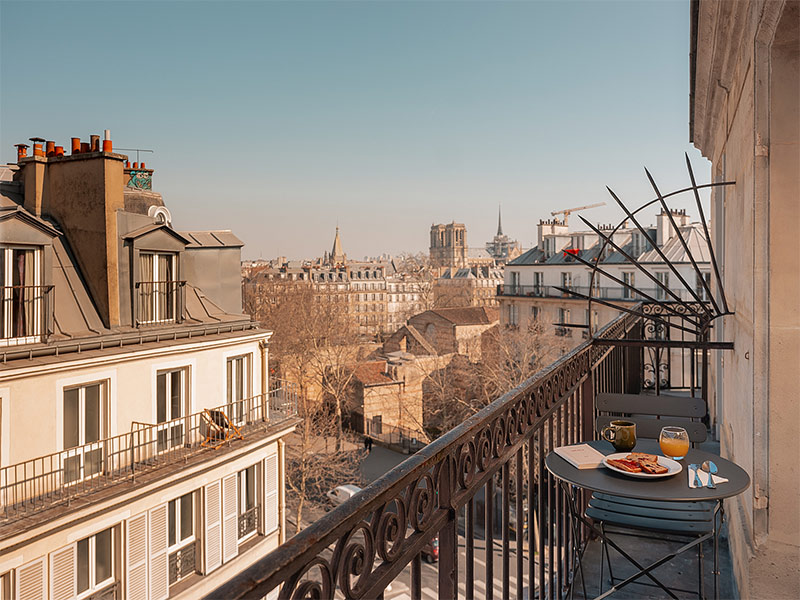 Balcon d'une chambre à l'hôtel du Savoir, donnant sur le quartier de Saint-Germain-des-Prés