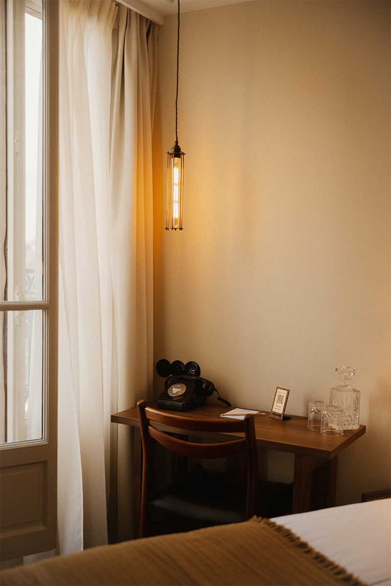 Petit bureau et chaise vintage avec objets chinés