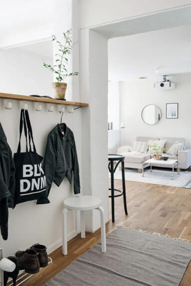 Un petit appartement où chaque espace de vie est clairement déterminé avec un sens de circulation