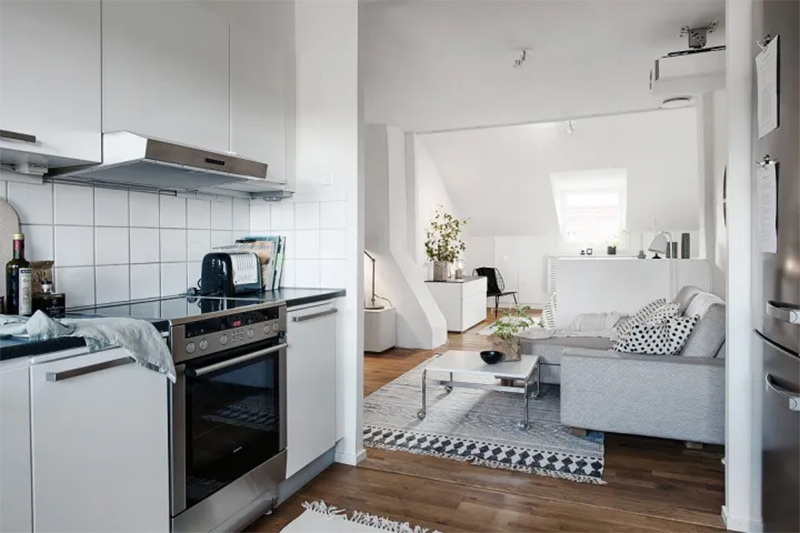 Un petit appartement où chaque espace de vie est clairement déterminé avec un sens de circulation