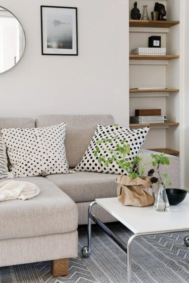 Un petit appartement où chaque espace de vie est clairement déterminé avec un sens de circulation