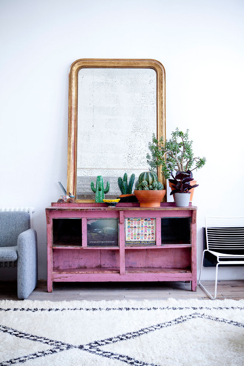Le meuble de brocante badigeonné de peinture rose en mode jungalow avec ses plantes exotiques