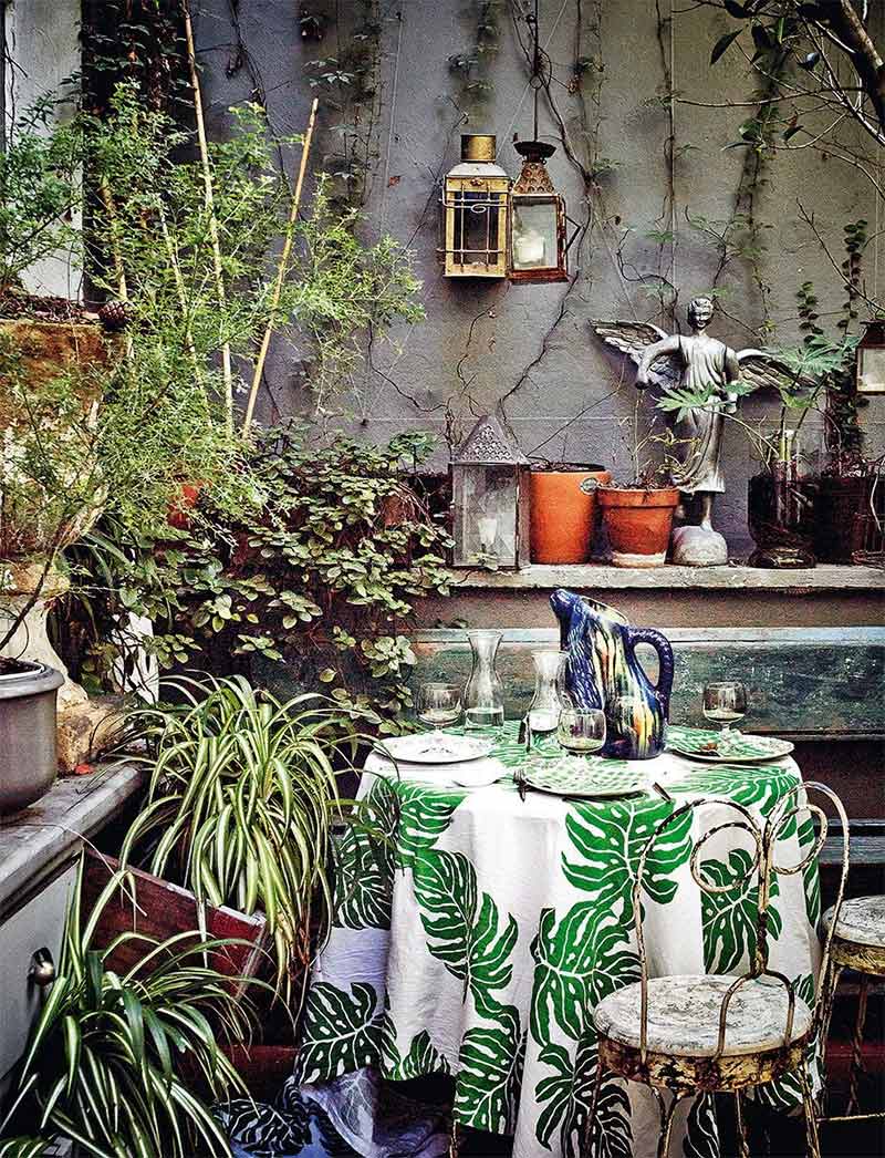 Une cour extérieur décorée "jungle" Une cour extérieur décorée "jungle"