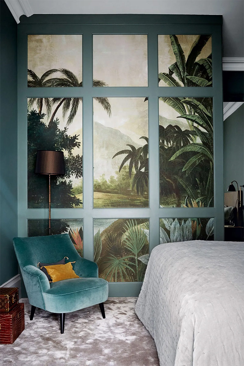 Une armoire de chambre décorée avec du papier peint scénique jungle et de la peinture bleu vert grisé Une armoire de chambre décorée avec du papier peint scénique jungle et de la peinture bleu vert grisé