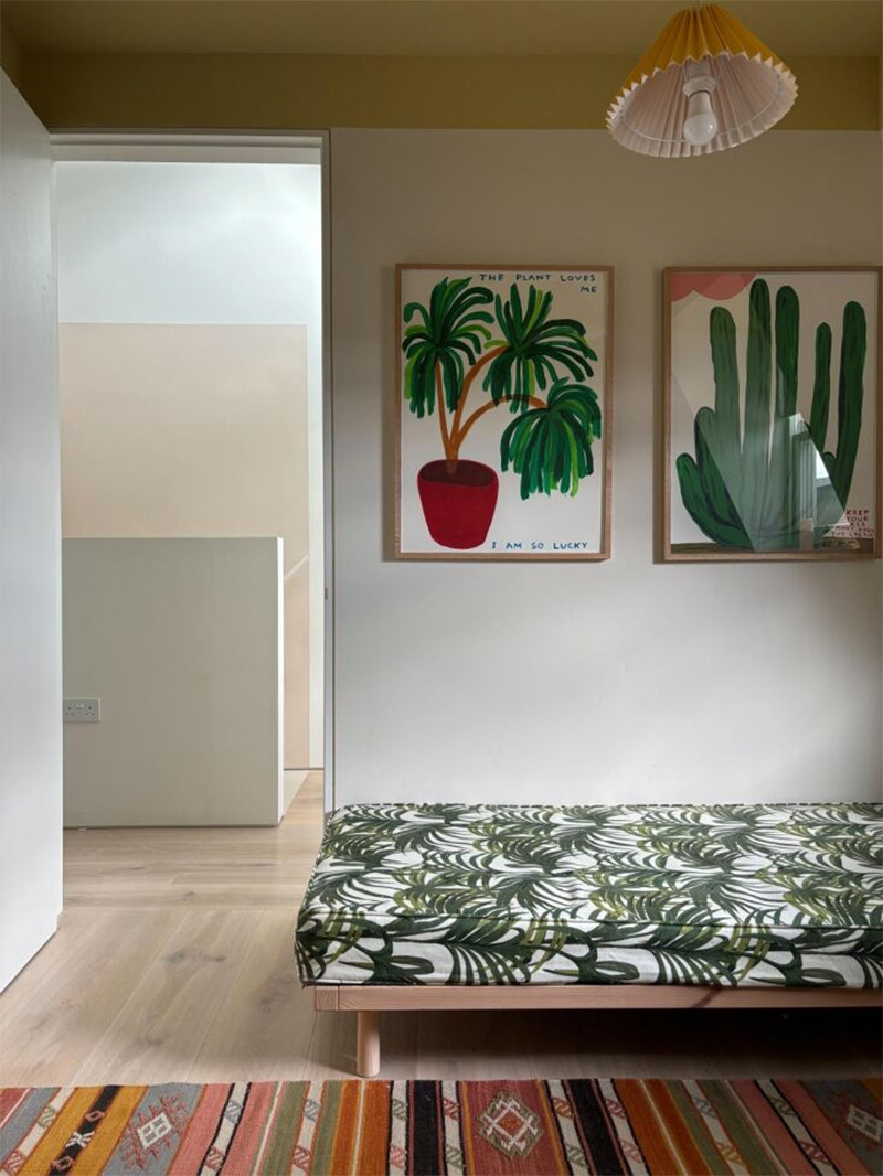 Un décor minimaliste avec des touches d'imprimés jungle Un décor minimaliste avec des touches d'imprimés jungle