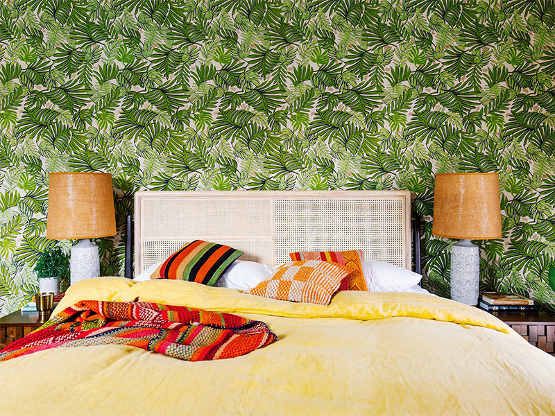 Transformation d'un décor de chambre en style jungle avec un papier peint palme Transformation d'un décor de chambre en style jungle avec un papier peint palme