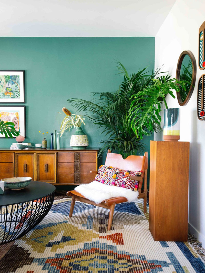 Un salon redécoré avec de la couleur dans un esprit jungalow Un salon redécoré avec de la couleur dans un esprit jungalow