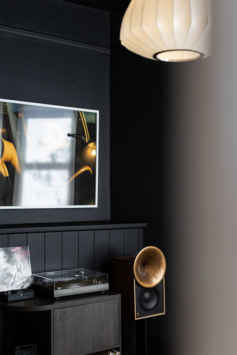 Application d'un noir profond pour le salon selon la technique du colour drenching