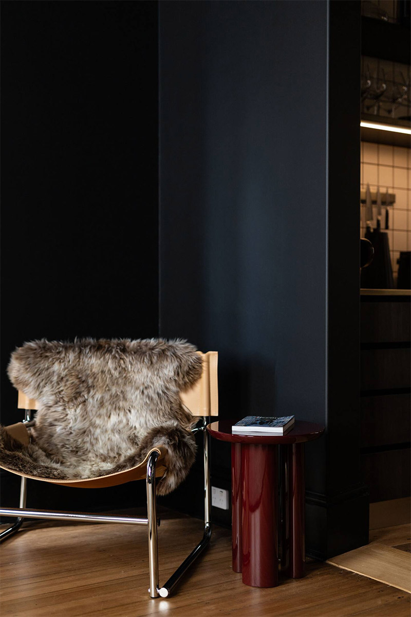 Application d'un noir profond pour le salon selon la technique du colour drenching