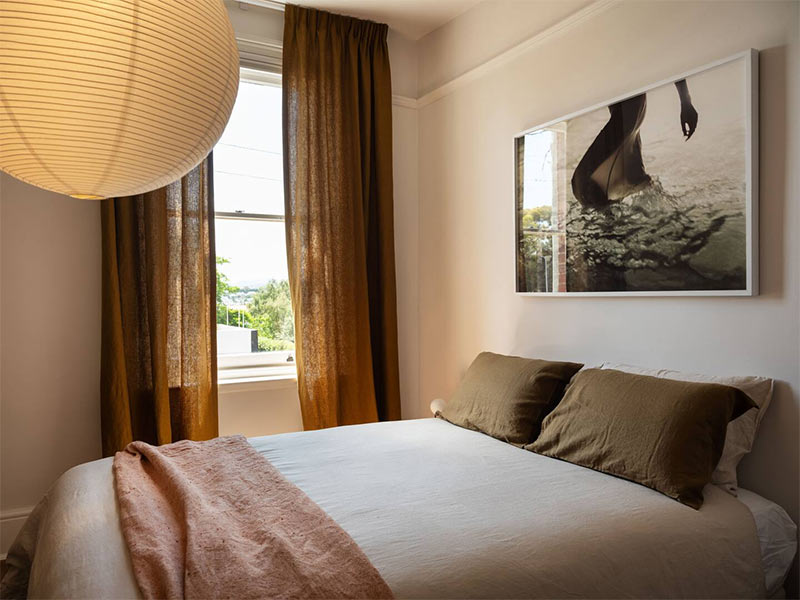 Photographie et voilage de couleur pour cette chambre minimaliste