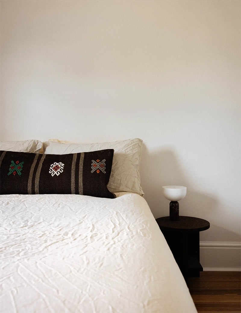 Mise en scène de lit minimaliste