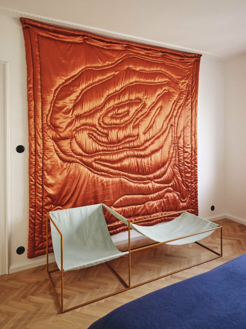 Couverture en soie matelassée du duo de designers géorgiens Rooms Studio