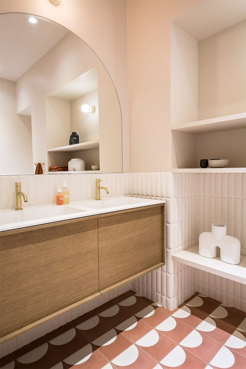 Une salle de bains avec sol en carreaux de ciments aux motifs blancs et terracotta Une salle de bains avec sol en carreaux de ciments aux motifs blancs et terracotta