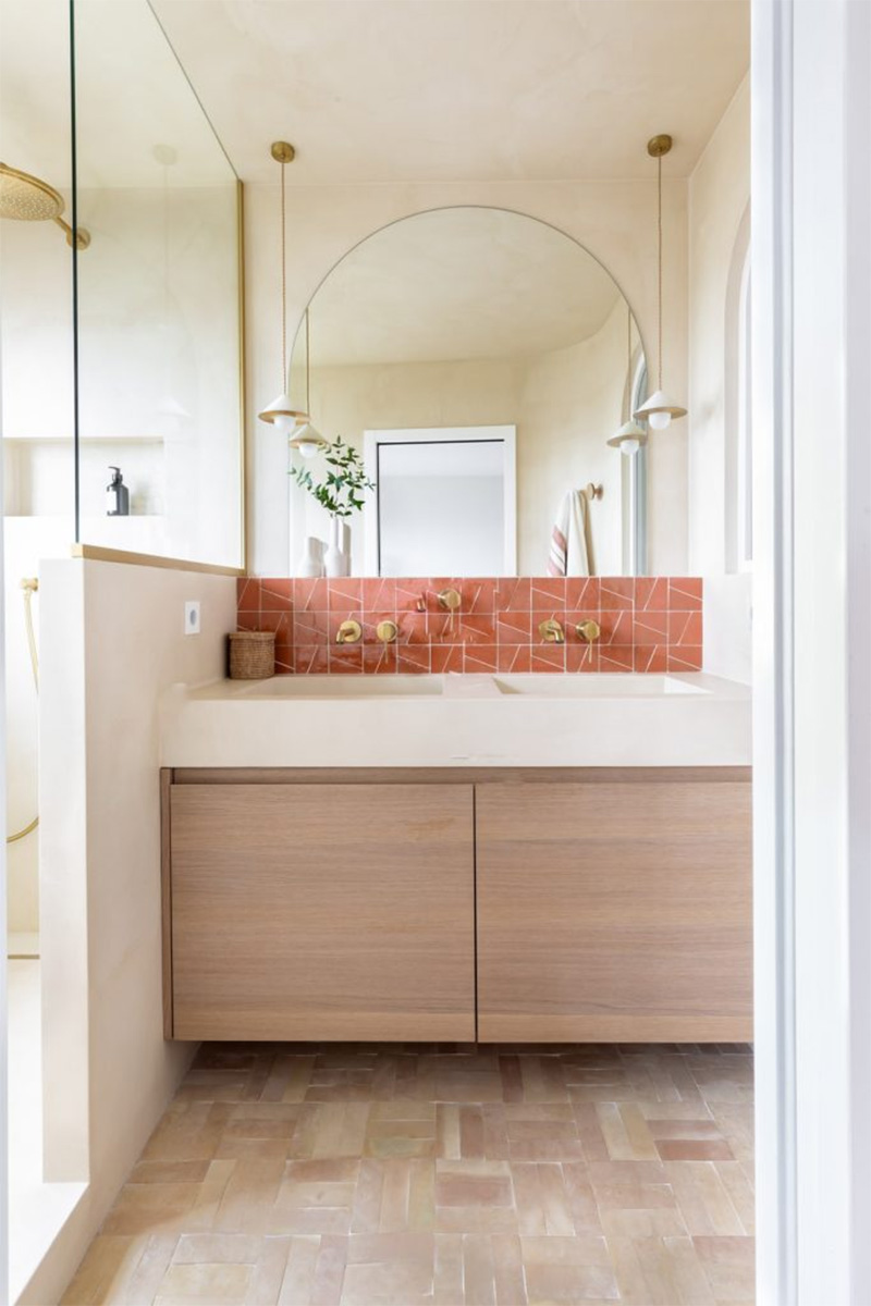 Une crédence au-dessus d'un lavabo de salle d'eau tarracotta Une crédence au-dessus d'un lavabo de salle d'eau tarracotta