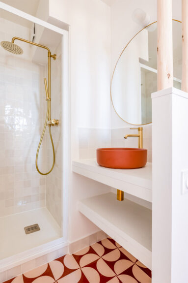 Une salle d'eau blanche avec des accents terracotta